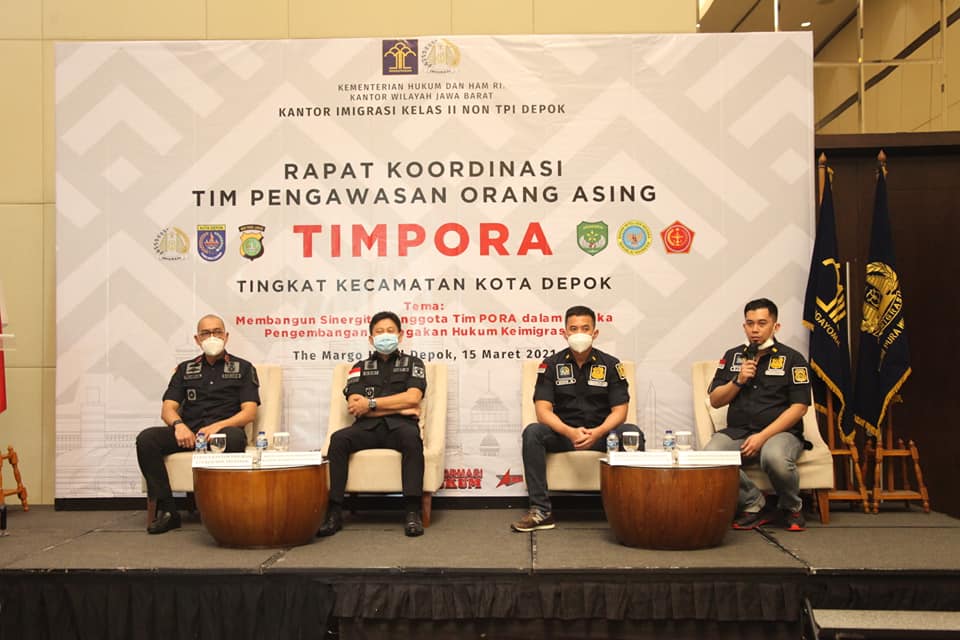 Petugas memeriksa dokumen